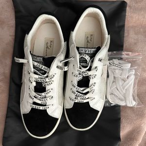 Like New - Women Vintage Havana Metallic Pebbled Low Top Sneaker - Size 6.5